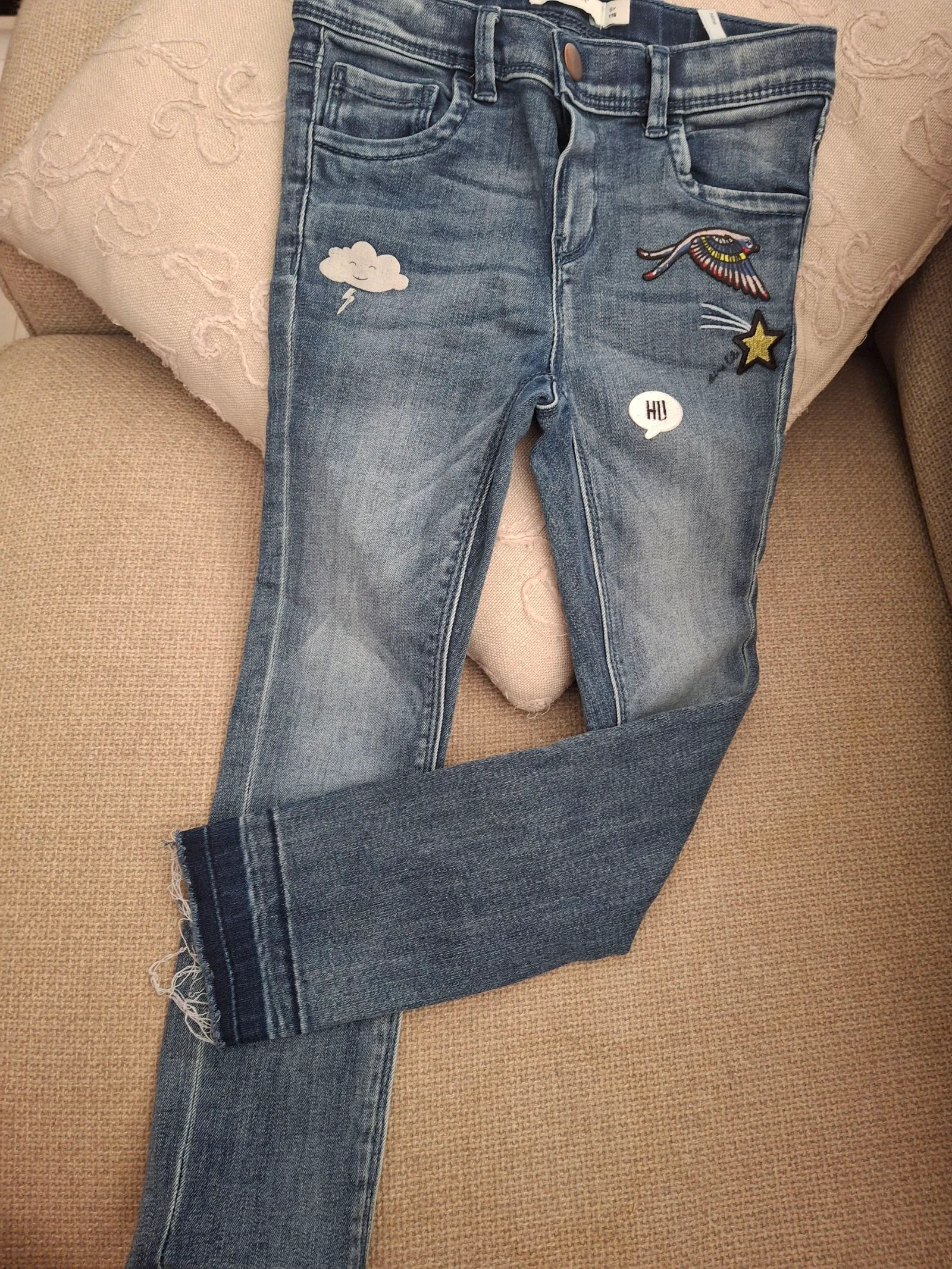 Jean skinny bleu délavé à patchs originaux Marque Name it Taille 6 ans